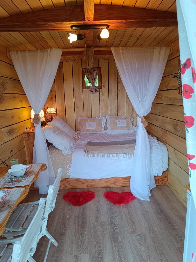 Roulotte O Reves Atypiques Hotel Bouce  ภายนอก รูปภาพ